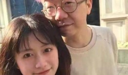 奶奶拿油烫人娱乐吃瓜酱,吃瓜酱见证家庭欢乐时光